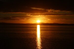 ウユニ塩湖の日の出の写真