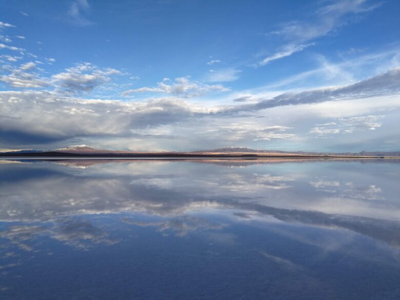 ウユニ塩湖の鏡張りの写真