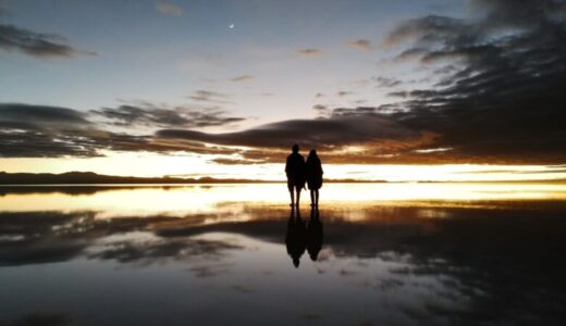 ウユニ塩湖の日の出写真
