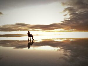 ウユニ塩湖の日の出の写真