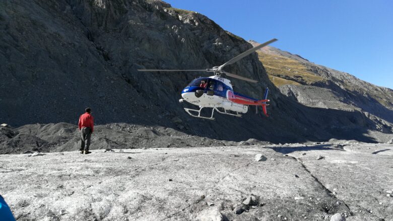 氷河に着陸するヘリコプターの写真