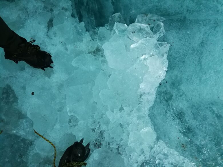 タスマン氷河 氷の洞窟の内部写真