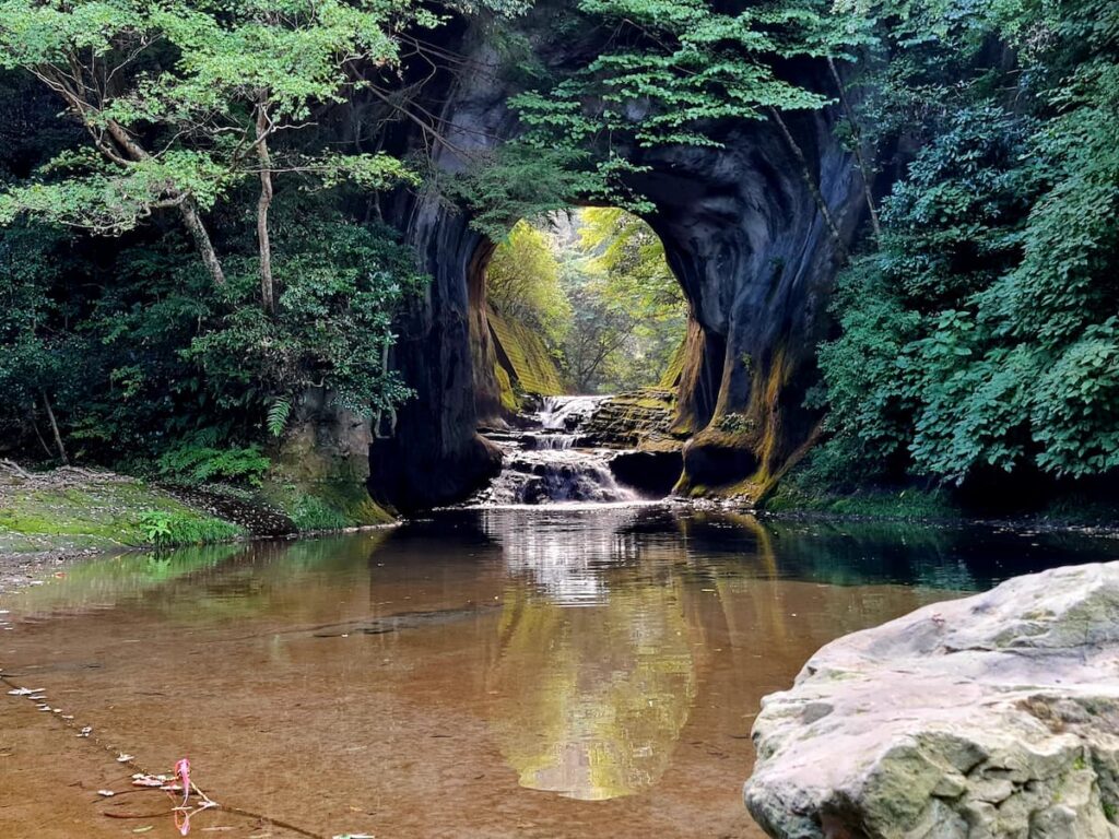 亀岩の洞窟